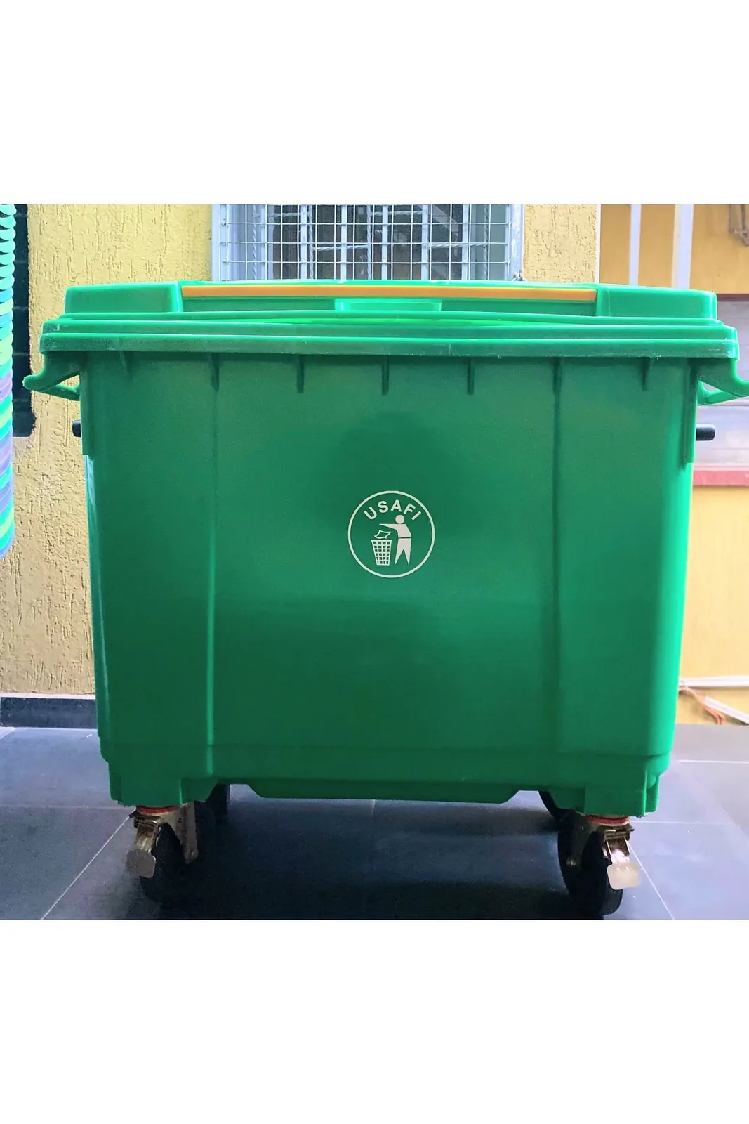 Large 660L Plastic Dustbin with Wheels