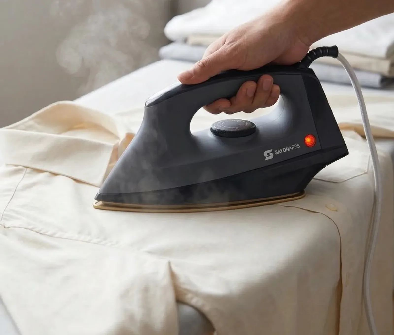 Sayona Dry Iron SI-2463 – 1200W Nonstick Golden Soleplate